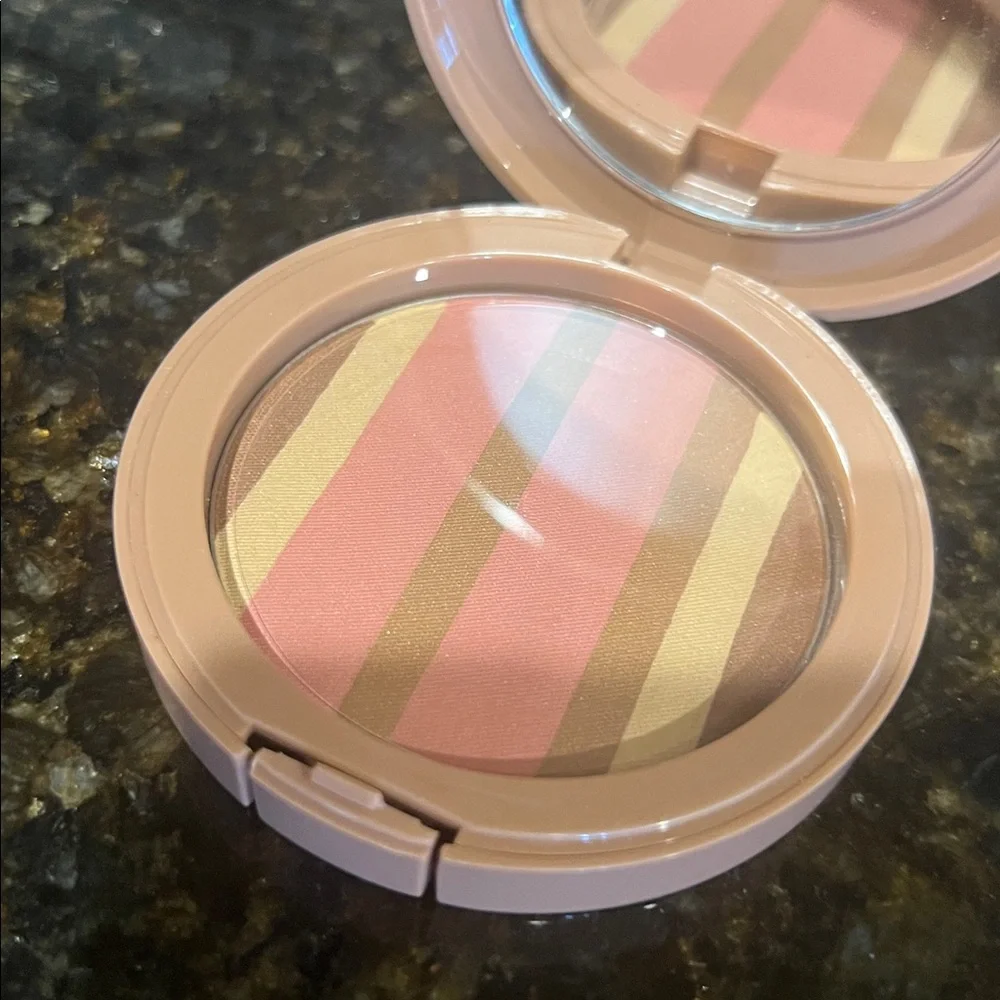 Belle Beauty by Kim Gravel- Island Blush Bronzer